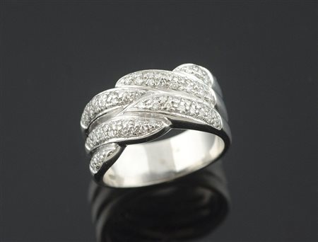 Anello in oro bianco a fascia con sommità di diamanti taglio a brillante su...