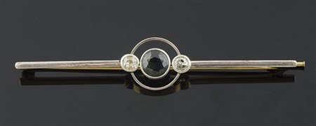 Spilla barretta in oro giallo con zaffiro al centro e ai lati due diamanti...