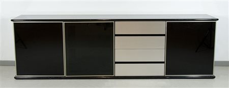 Lunga credenza bassa laccata nera a 3 ante e 4 cassetti cromati. Anni '70....