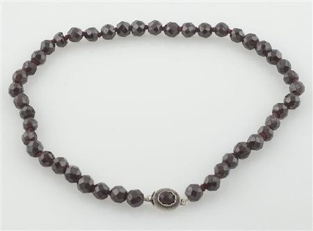 Girocollo con granati sfaccettati