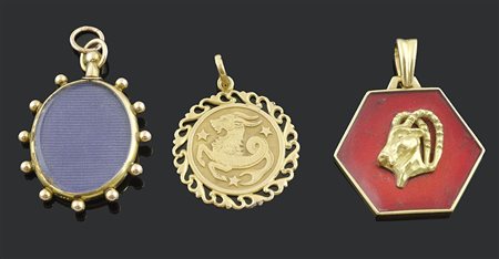 Lotto composto da 2 medaglie in oro giallo , di cui una con smalti e ciondolo...