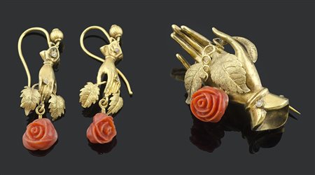 Demi parure in oro giallo composta da orecchini e spilla a forma di mano con...