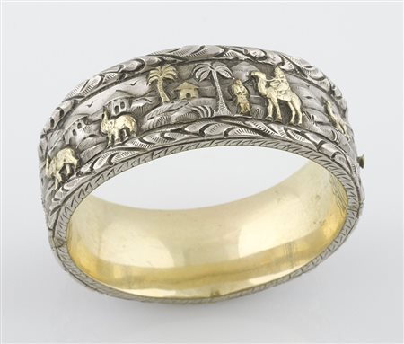 Bracciale in oro giallo ed argento a fascia larga, rigido apribile,incisioni...