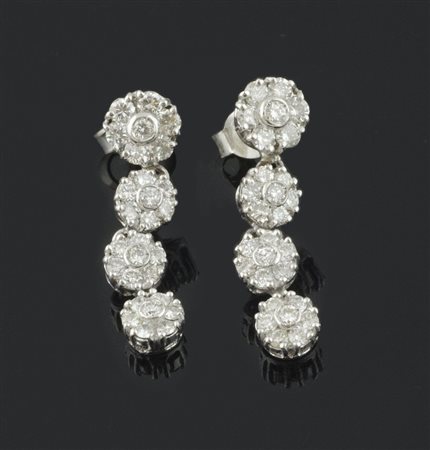 Orecchini in oro bianco a discesa di 4 fiori oscillanti con diamanti taglio...