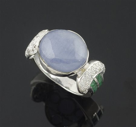 Anello in oro bianco centrato da zaffiro cabochon , ai lati brillanti e...