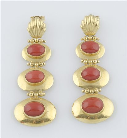 Orecchini in oro giallo a discesa con 3 elementi ovali cantrati da corallo...