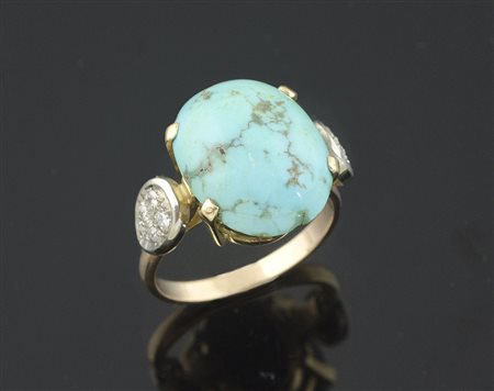 Anello in oro giallo con turchese ovale cabochon , ai lati brillanti