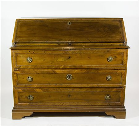 Cassettone a 3 cassetti e calatoia con all'interno piccoli cassetti. XIX...