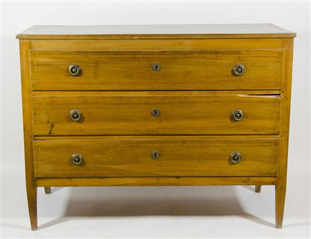 Cassettone a 3 cassetti con intarsi a filettature in legni chiari. XIX...