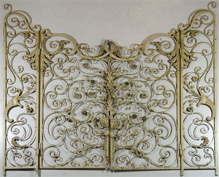 Cancello a 2 ante in ferro battuto dipinto. Larg. tot cm. 182, h. cm. 162.