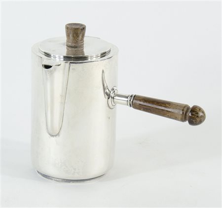 Versatoio in argento con manico in legno. H. cm. 15. tot gr. 340.