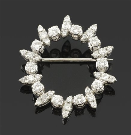 Piccola spilla in oro bianco di forma rotonda con diamanti taglio brillante,...