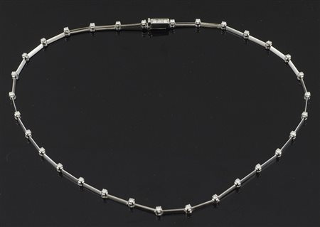 Collana girocollo in oro bianco a settori intercalati da diamanti taglio...