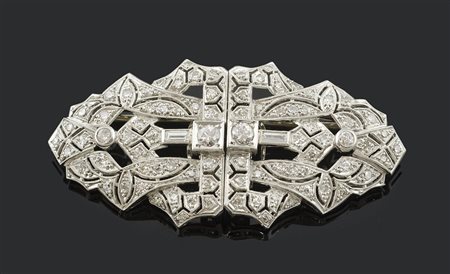 Spilla Decò a barretta in oro bianco ricoperta da diamanti taglio brillante,...