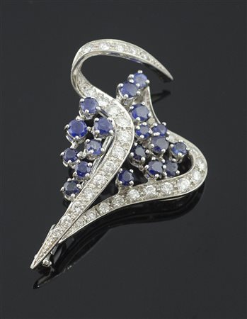 Spilla in oro bianco a motivo floreale con piccoli diamanti taglio brillante...