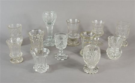 Lotto di 12 bicchieri in cristallo trasparente incisi. H. max cm. 21.