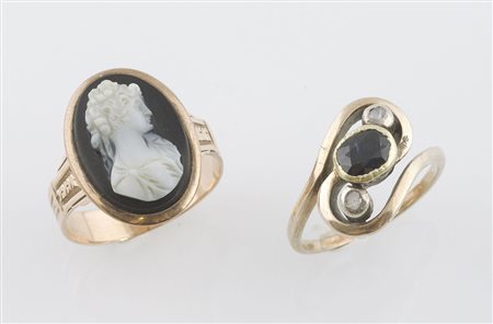 Lotto composto da 2 anelli, uno in oro rosa con cammeo raffigurante figura...