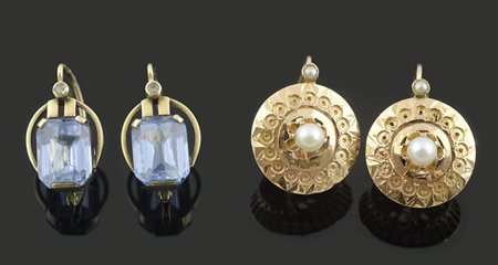 Lotto di 2 orecchini a monachella, uno in oro giallo di forma circolare con...