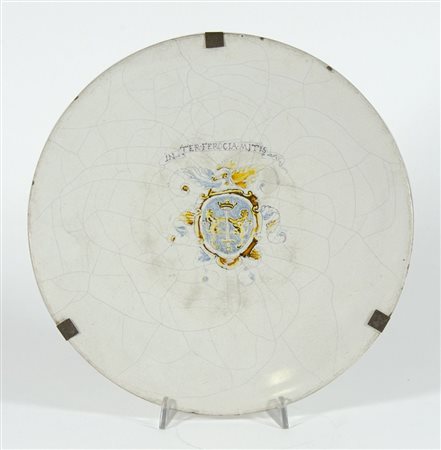 Piatto in maiolica con stemma centrale a smalti policromi. Deruta, XVII...