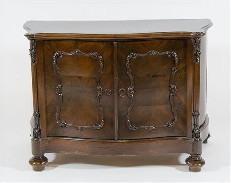 Piccolo armadio a 2 ante con fornte bombato. cm. 61x89x43.