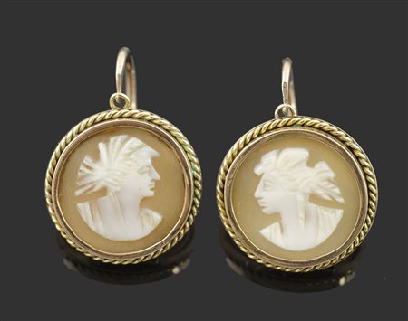 Orecchini cammeo con figura femminile di profilo in oro giallo chiusura a...