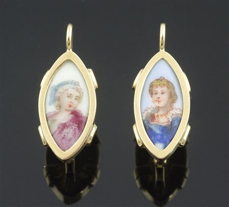 Orecchini a monachella in oro giallo con miniature raffigurante figure femminili