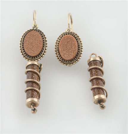 Orecchini penendenti in oro rosa con pietra avventurina marrone.