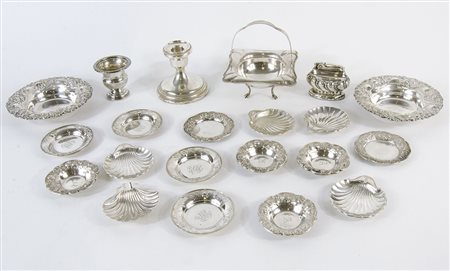 Lotto di vari oggetti in argento. gr. 700.