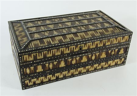 Scatola rettangolare trasformabile in set da scrittoio, riccamente...