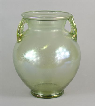 Grande vaso in vetro iridescente con manici laterali. H. cm. 37.