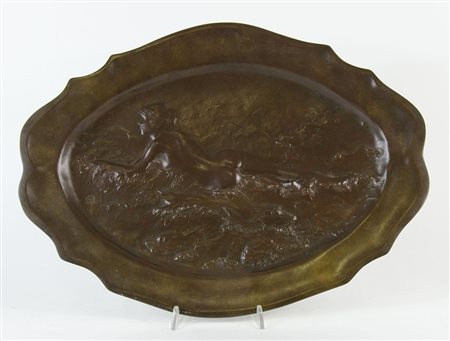 Auguste Ledru 1860-1902 Piatto ovale in bronzo con figura femminile al...