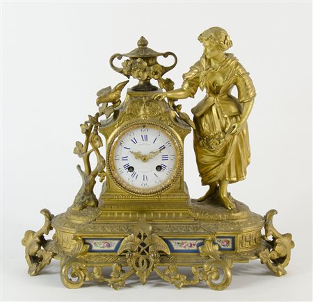 Orologio da tavolo in bronzo dorato e applicazioni di placche in porcellana,...