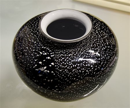 Vaso in vetro nero con decori bianchi, interno lattimo. Firmato sul fianco....