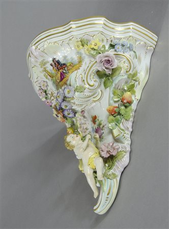 Meissen: mensola da parete in porcellana policroma decorata a fiori e putto...
