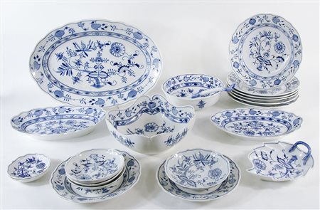 Meissen: lotto composto da vari piatti e contenitori in porcellana con decori...