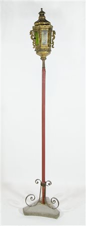 Fanale veneziano in ottone e vetri colorati, fusto in legno e base in pietra...