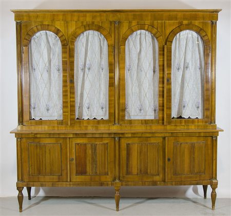 Grande credenza in legno a 2 corpi, parte inferiore a 4 ante scanalate e...