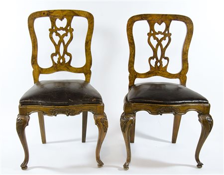 Lotto di 5 sedie in legno con schienale a cartella verticale scolpita. Inizio...