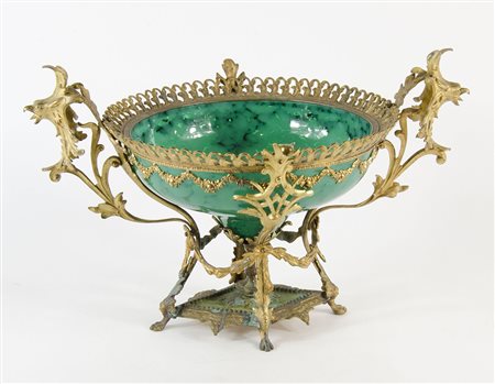 Grande centrotavola in vetro verdino con montatura in metallo dorato. Lung....
