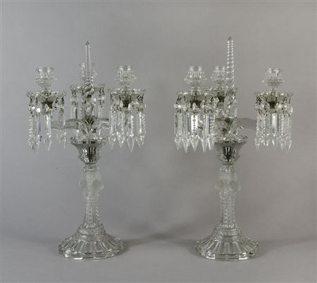 Paio di candelabri in cristallo a 3 luci con pendenti. H. cm. 46. (restauro).