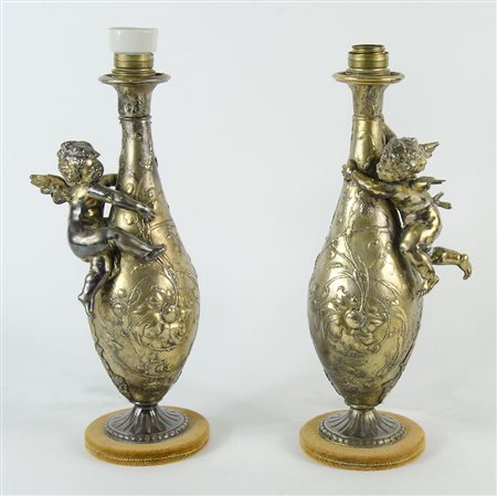 Coppia di vasi in metallo dorato con figure di putti applicate, trasformati a...