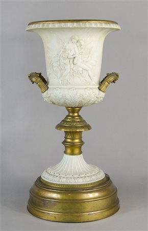 Grande vaso in bisquit con figure di putti e scena galante, base e manici in...