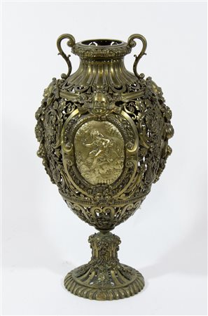 Grande vaso in ottone lavorato a sbalzo con mascheroni e medaglioni. H. cm. 70.