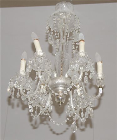 Lampadario in cristallo a 6 luci. H. cm. 80. (difetti).