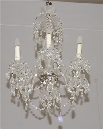 Lampadario in cristallo a 6 luci. H. cm. 80. (difetti).