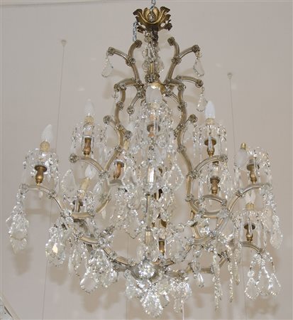 Lampadario in cristallo a 10 luci. H. cm. 110. (difetti).