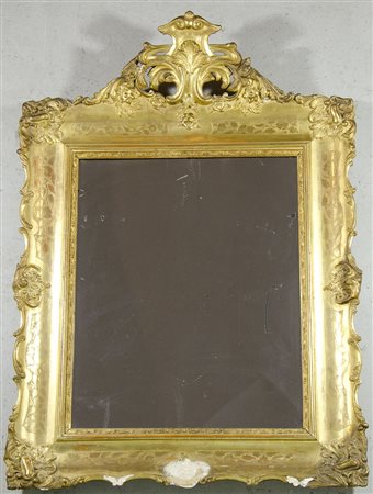 Grande specchio rettangolare con cornice in legno con cimasa scolpita. cm....