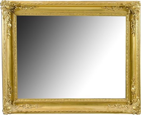 Specchio rettangolare con cornice in legno dorato intagliato e lavorato. cm....