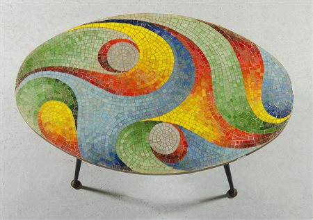 Tavolino basso di forma ovale con piano lavorato a mosaico. Sotto la base...