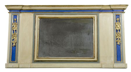 Specchiera rettangolare con cornice in legno dipinto e dorato. cm. 69x135.